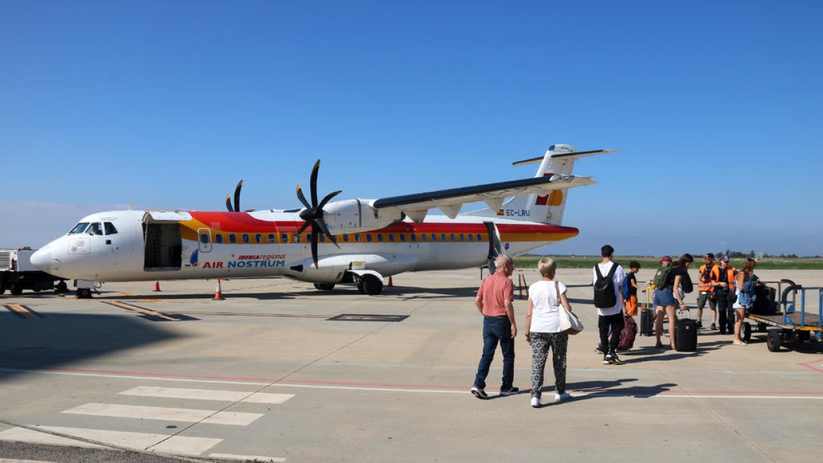 Passatgers pujant ahir a l'avió que va marxar cap a Menorca.