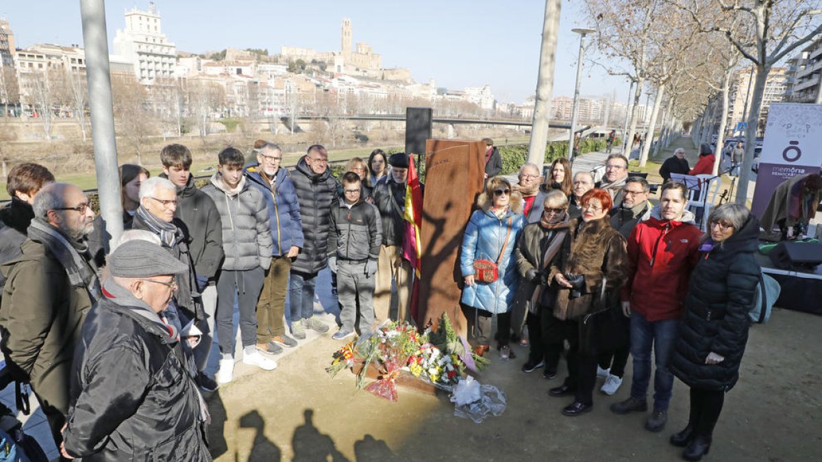 Los participantes en el acto de ayer en Lleida en recuerdo de las víctimas del Holocausto.