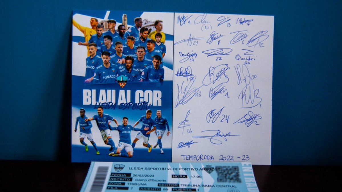 imatge de la postal firmada per la plantilla que ven el club.