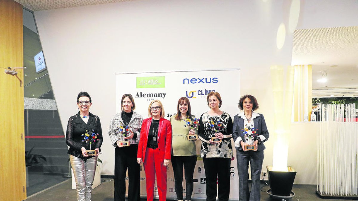 Foto de grupo de las galardonadas y la presidenta de la Asociación Hera, Maria Antònia Roca.
