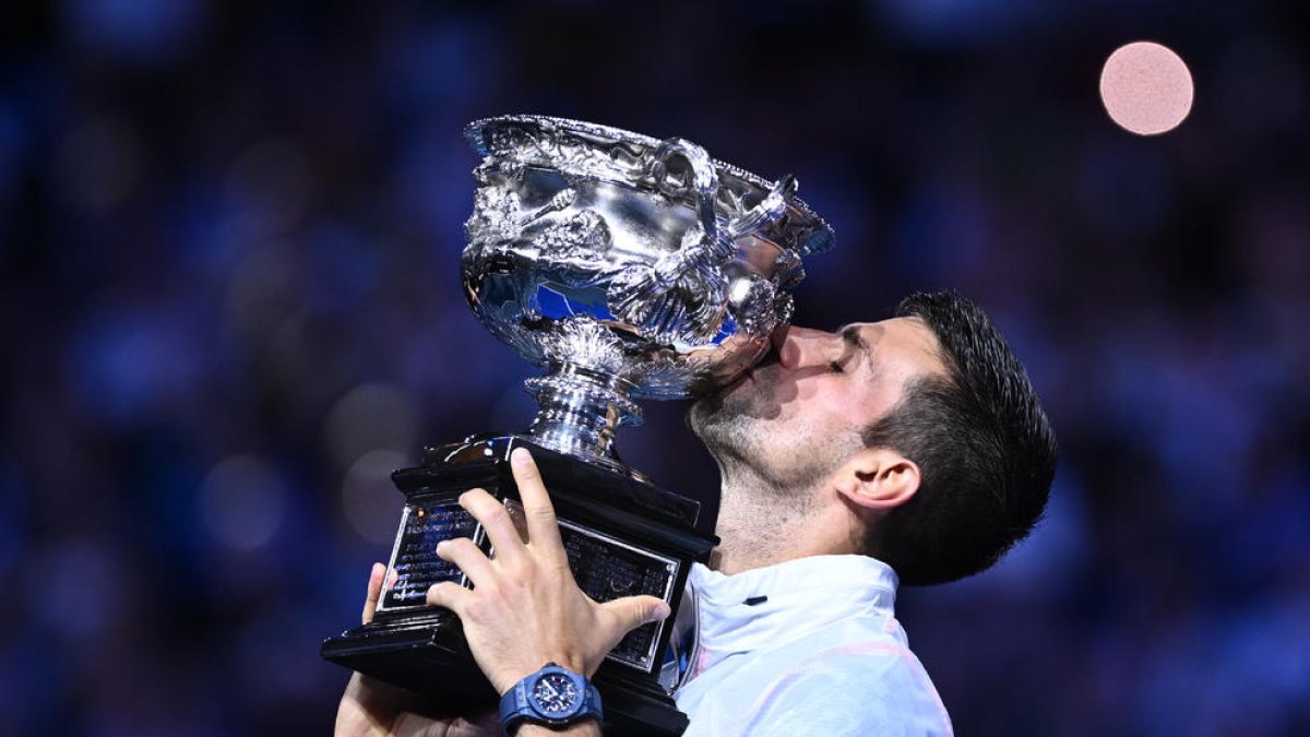 Djokovic besa la Norman Brooks Challenge Cup, que l’acredita com a vencedor a Austràlia.