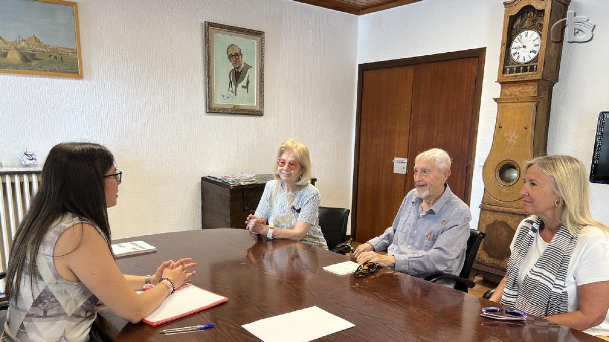 L’alcaldessa de Balaguer, a l’esquerra, ahir durant la seua trobada amb Vallverdú.