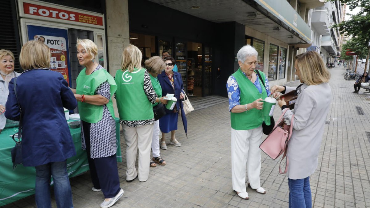 Més de 400 voluntaris es van mobilitzar l’1 de juny a la jornada d’acapte de l’AECC a Lleida.