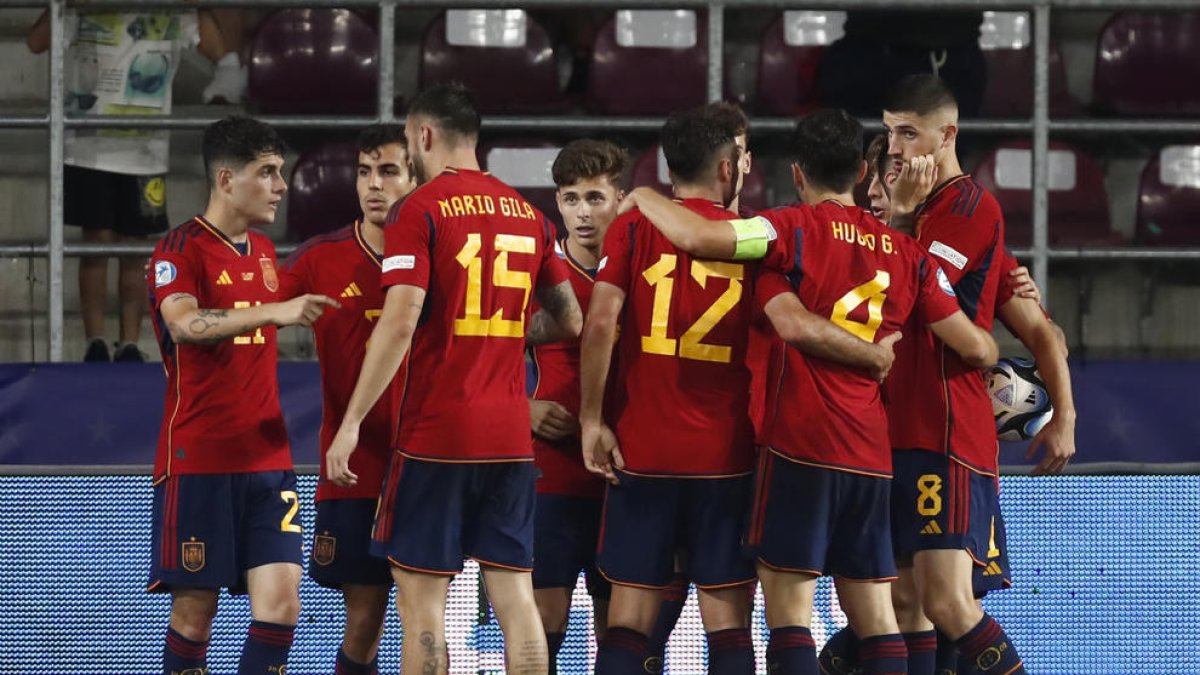 Els jugadors d’Espanya celebrant el gol de l’1-1.