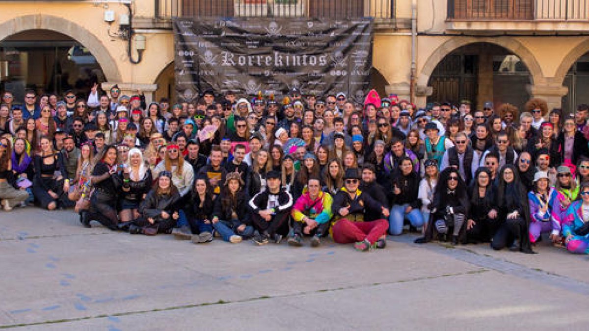 Participació multitudinària en els actes festius del Carnaval a Ponts, com el tradicional Korrekintos de bar en bar de dissabte passat, organitzat pel Grup de Joves.