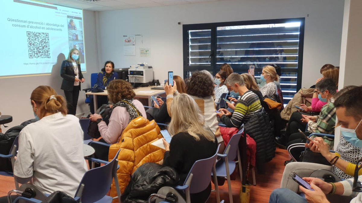 Una de las sesiones de formación llevadas a cabo por parte del personal sanitario del Alt Pirineu i Arán para elaborar la Guía de prevención del consumo de alcohol en menores.