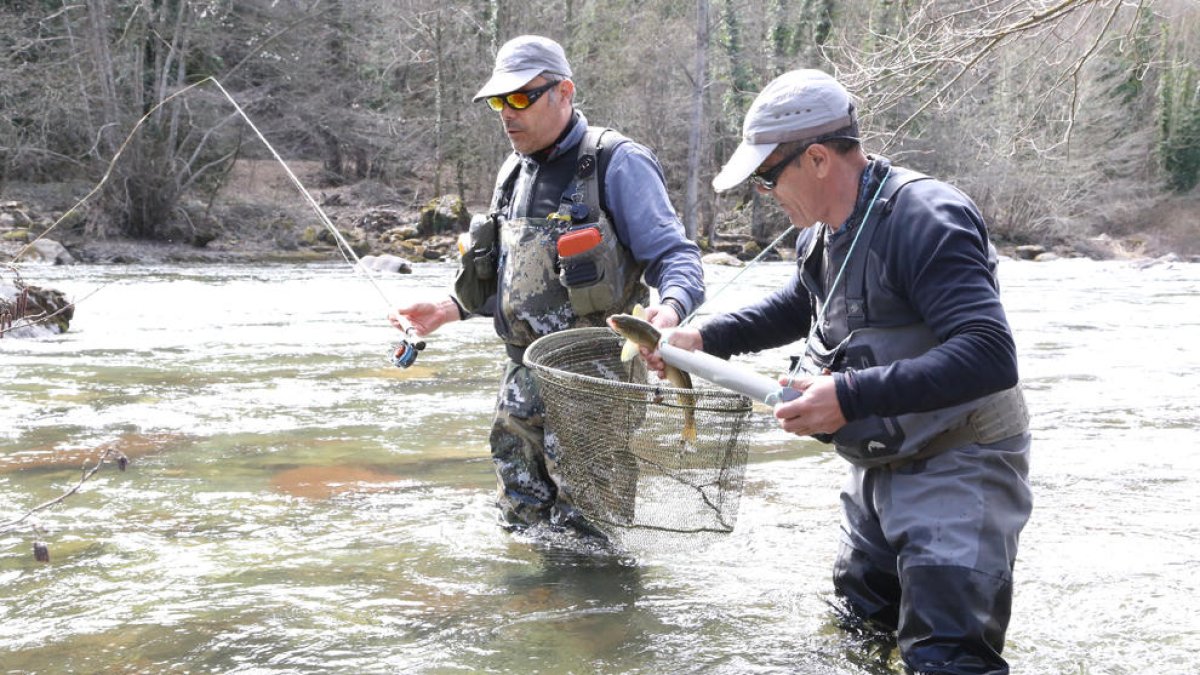 Campeonato de pesca en el Sobirà  -  El Pallars Sobirà acoge estos días a ochenta deportistas que participan en el VI Campeonato de España de Salmónidos en la modalidad Mosca Masters. De esta competición saldrán los pescadores que representa ...