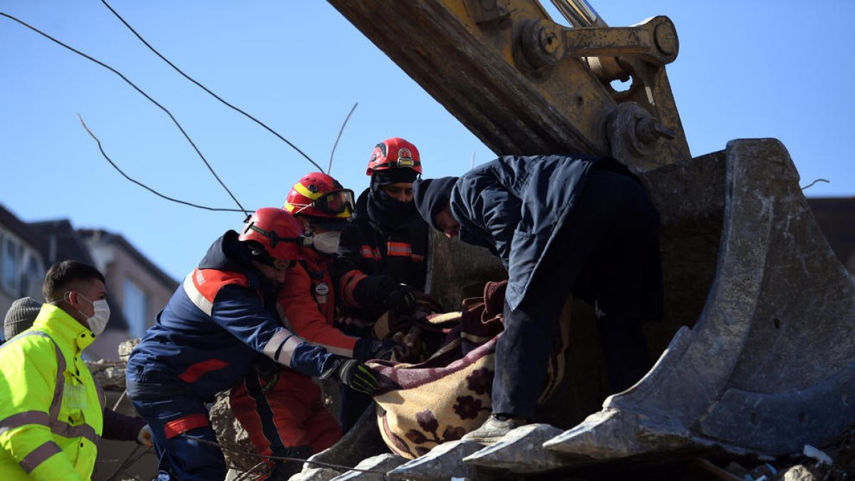 Rescatistas trabajan en la zona del terremoto en Antioquía.