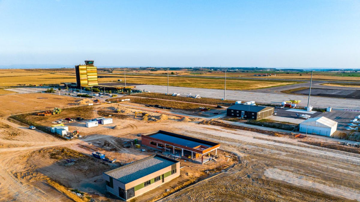 Els edificis en construcció del futur campus aeronàutic de l’aeroport d’Alguaire.