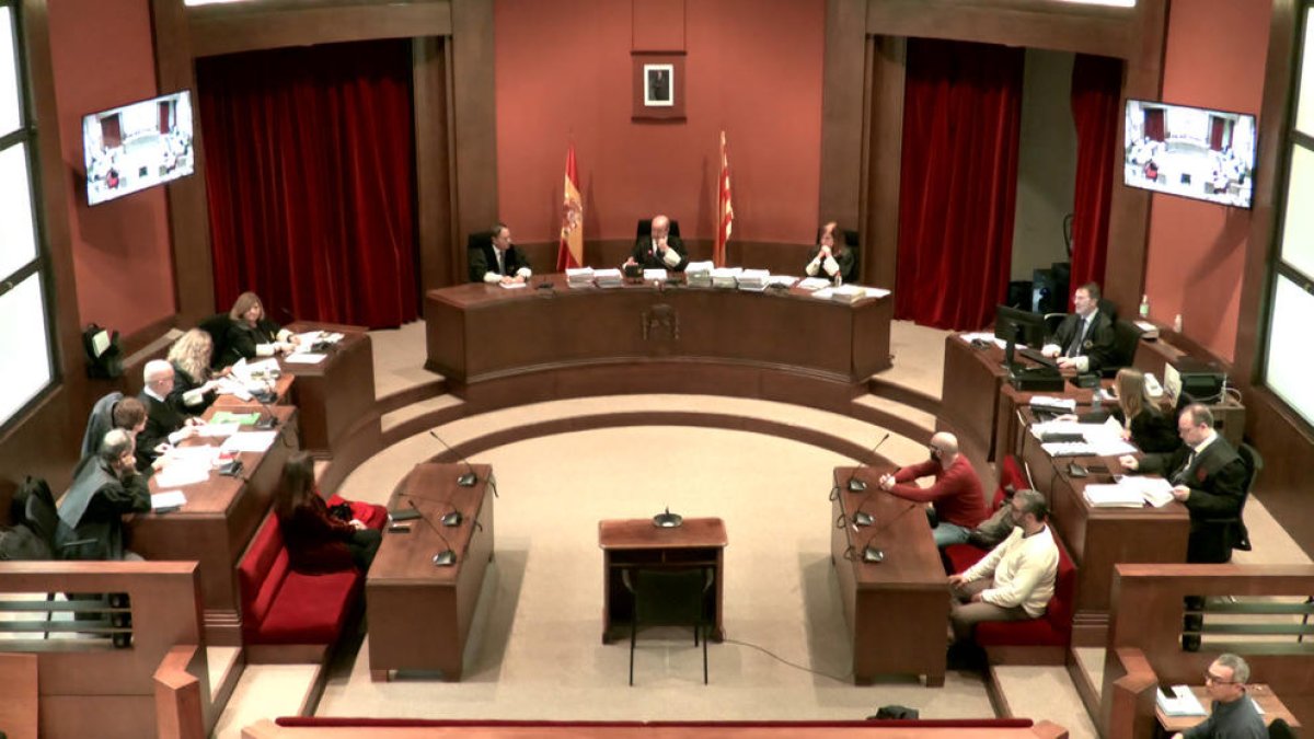 Vista general de  la sesión del juicio que se celebró ayer en el Tribunal Superior de Justicia de Catalunya.