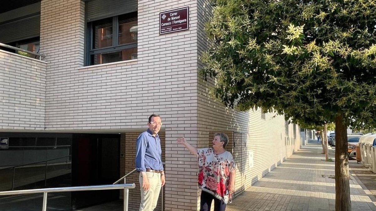 Xavi Palau y la presidenta de la asociación de vecinos de la Bordeta, Mari Carmen Guerrero, ante el número 18 de la calle Manuel Carrasco i Formiguera de Lleida.