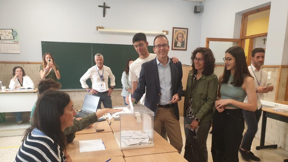 Marc Solsona, dipositant el seu vot en un col·legi electoral a Mollerussa.