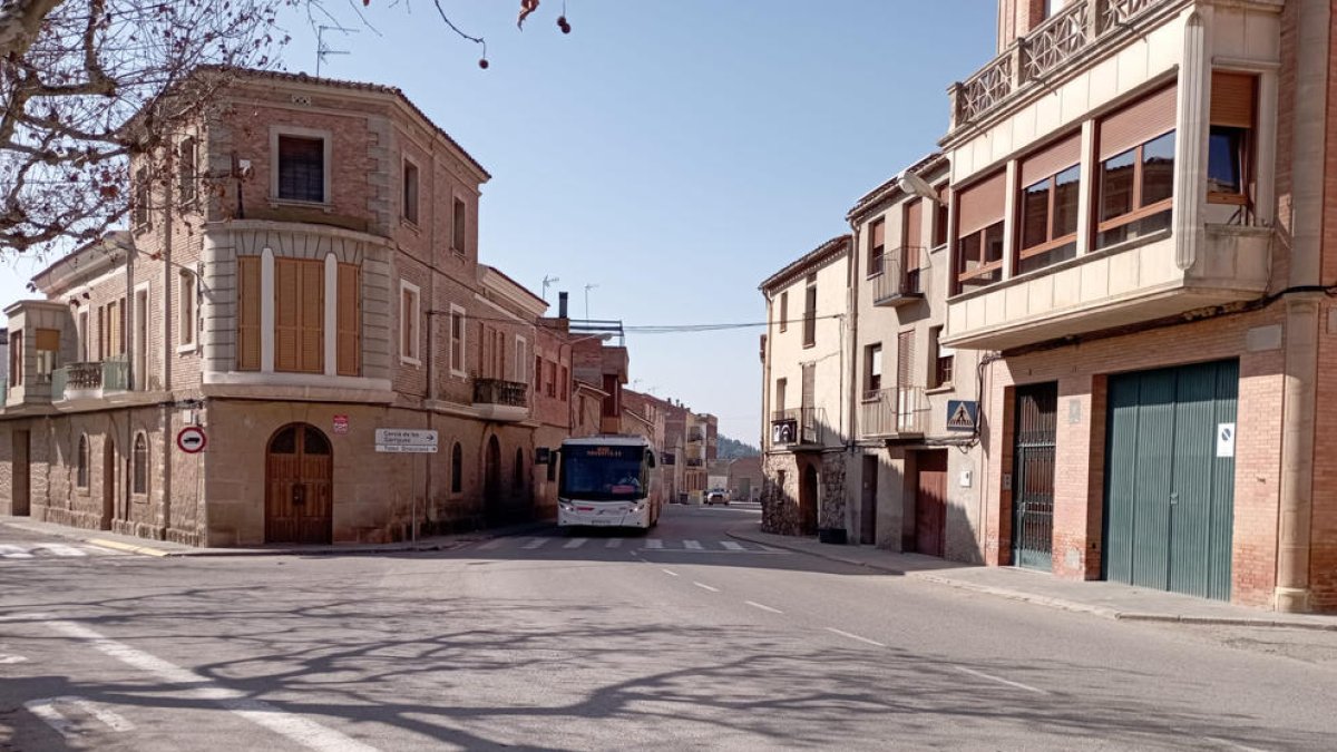Un autobús passant per la C-233 al centre de Castelldans.