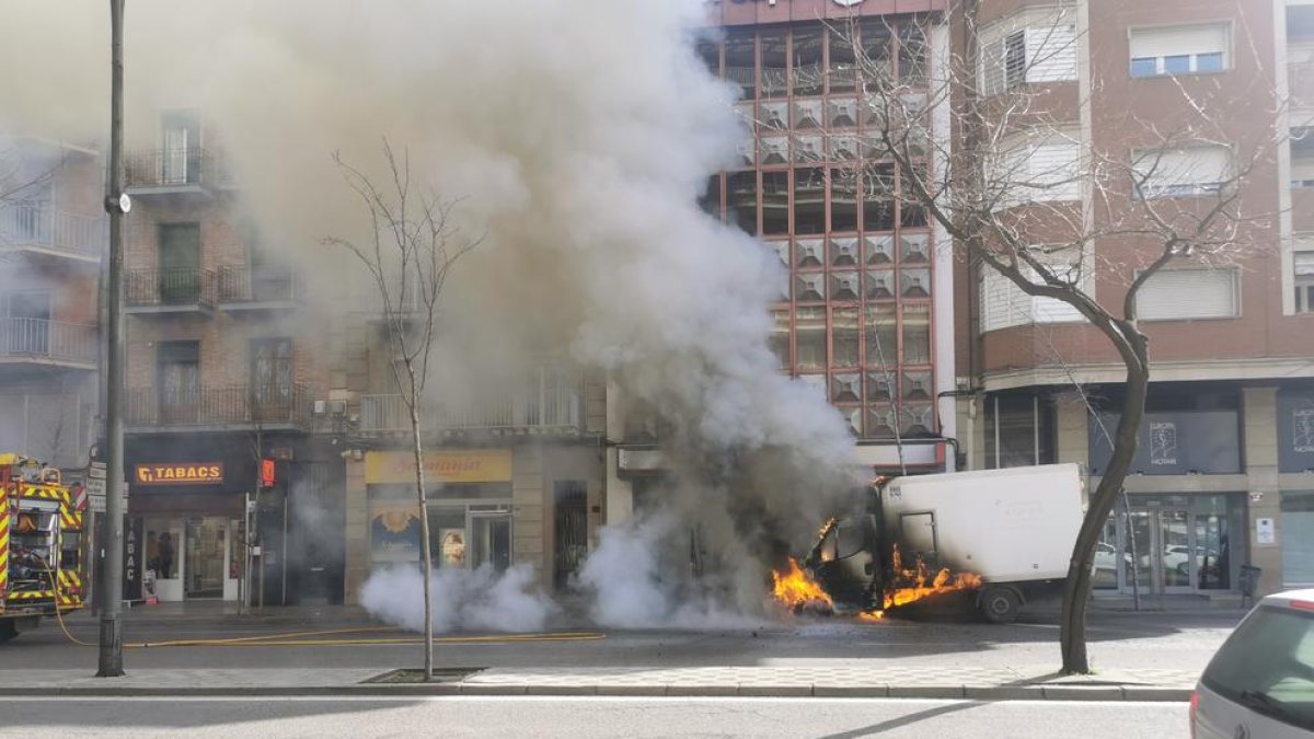 El incendio de la furgoneta, en la avenida Prat de la Riba. 