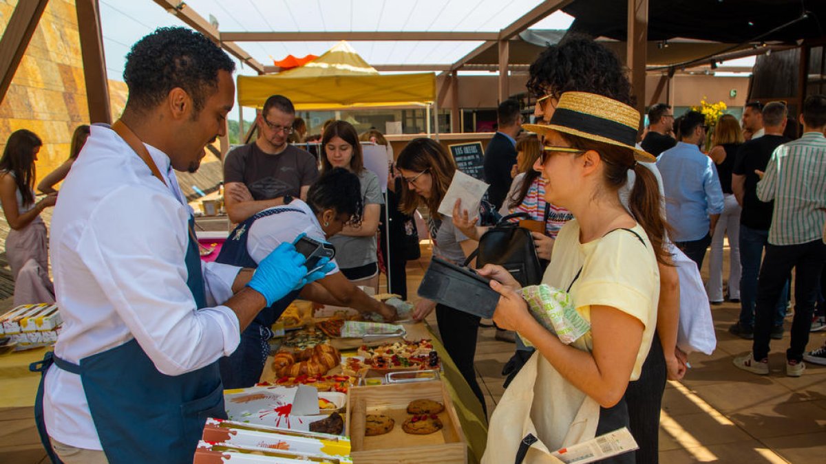 Una de les parades del mercat amb productes gastronòmics de proximitat.