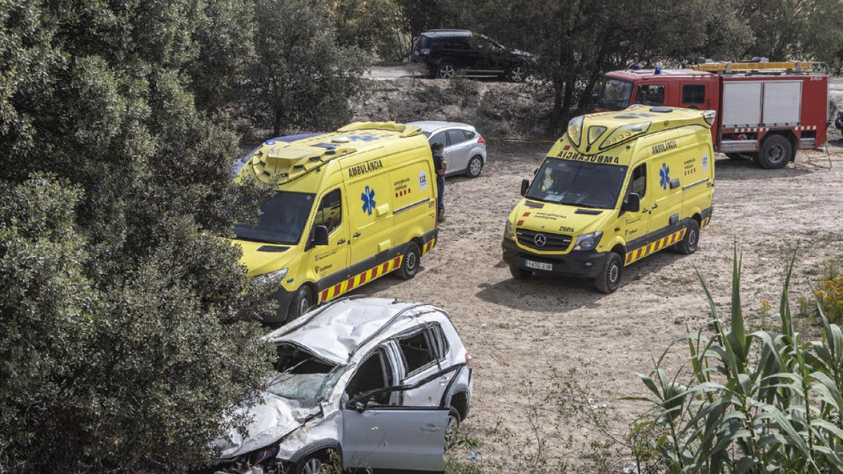 L’estat en què va quedar el vehicle després de sortir d’un revolt i estimbar-se d’uns tres metres d’altura.