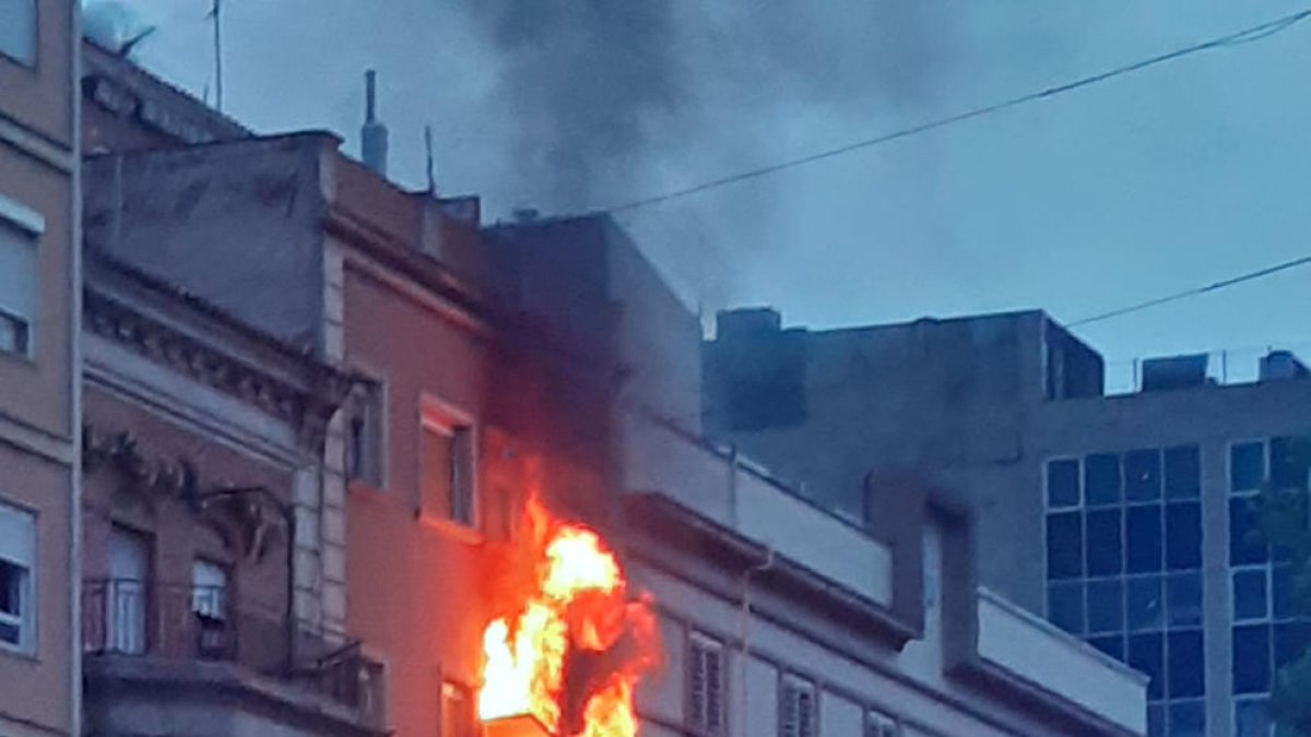 L’incendi a la tercera planta d’un bloc de pisos de Balmes va causar una gran flamarada.