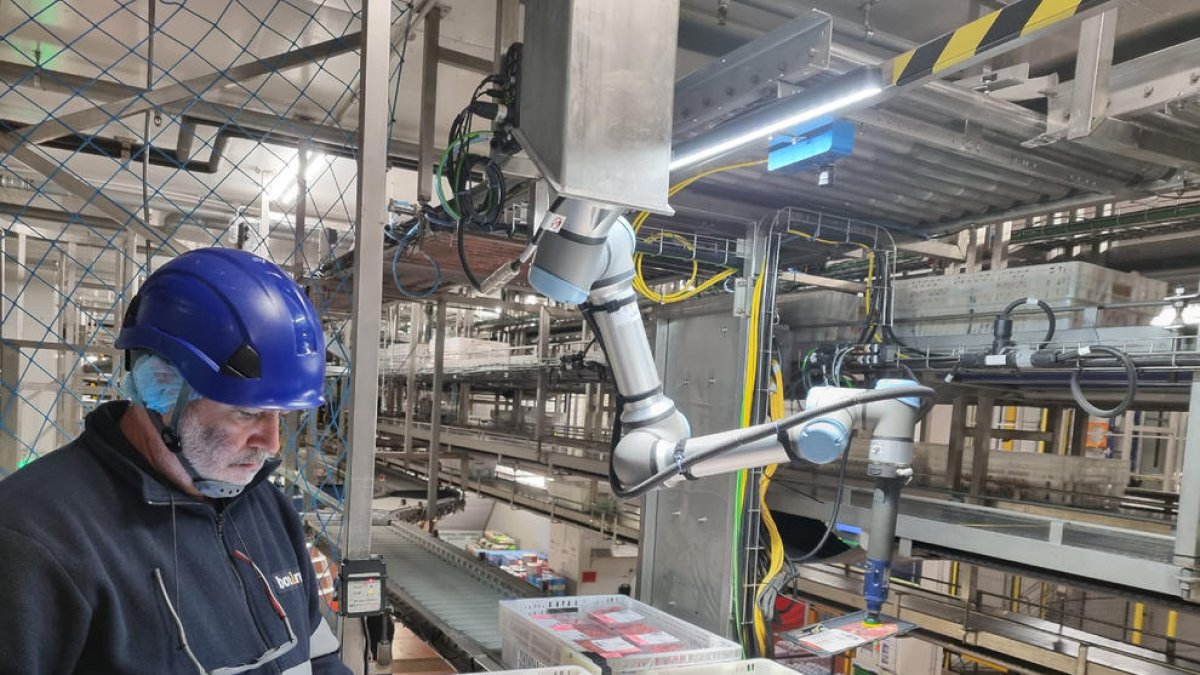 Uno de los dos robots del centro de Guissona prepara un pedido bajo el control del personal. 