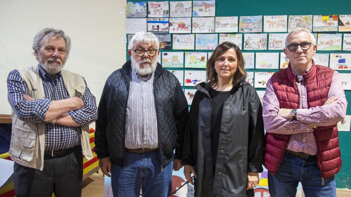 La alcaldesa, Carme Miró, con tres de los presidentes de la Societat de Sant Antoni Abat.