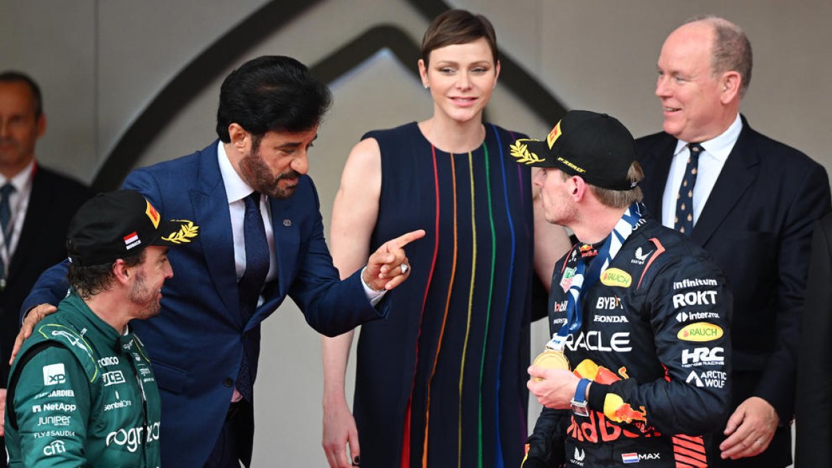 El presidente de la FIA felicita a Verstappen y Alonso, con los príncipes de Mónaco de fondo.