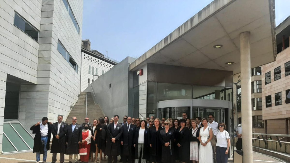 Abogados leridanos se concentraron ayer a las puertas de la Audiencia Provincial de Lleida. 