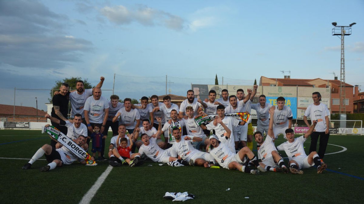 Los jugadores del Borges celebran el ascenso en el campo.