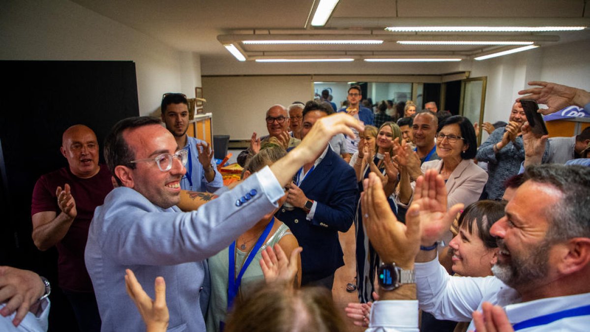 Xavi Palau celebró ayer sus resultados en la sede del PP con los militantes del partido.