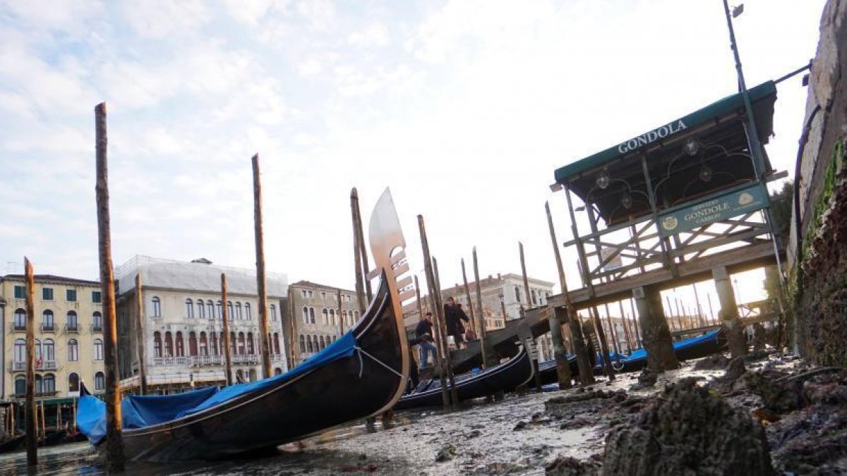 Un canal de Venecia sin agua.