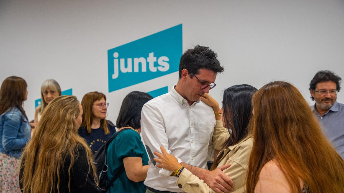 Postius y miembros de Junts, ayer en su sede después de conocer los resultados electorales.