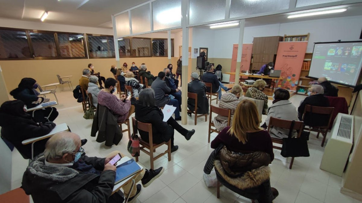 Una reunión vecinal en el espacio anexo a la iglesia.