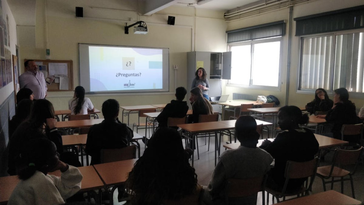 Imagen de una de las sesiones en el instituto Guindàvols.