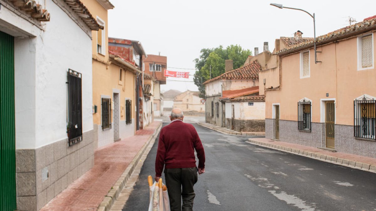 Una calle, diferentes pueblos. Una calle divide los pueblos Pozo Cañada y Chinchilla de Montearagón, de Albacete. El vecino vota a su alcalde según la acera en la que vive.