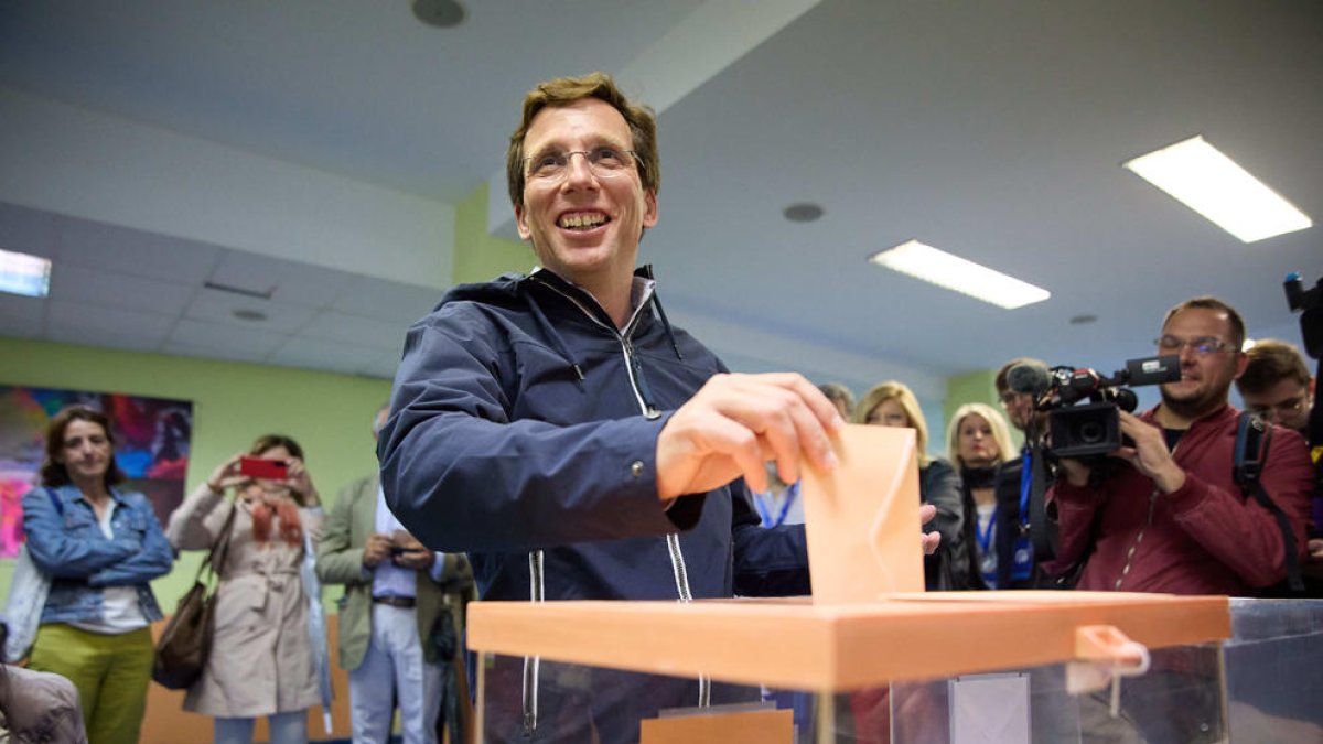 El alcalde de Madrid y vencedor de los comicios de ayer, José Luis Martínez-almeida, votando.