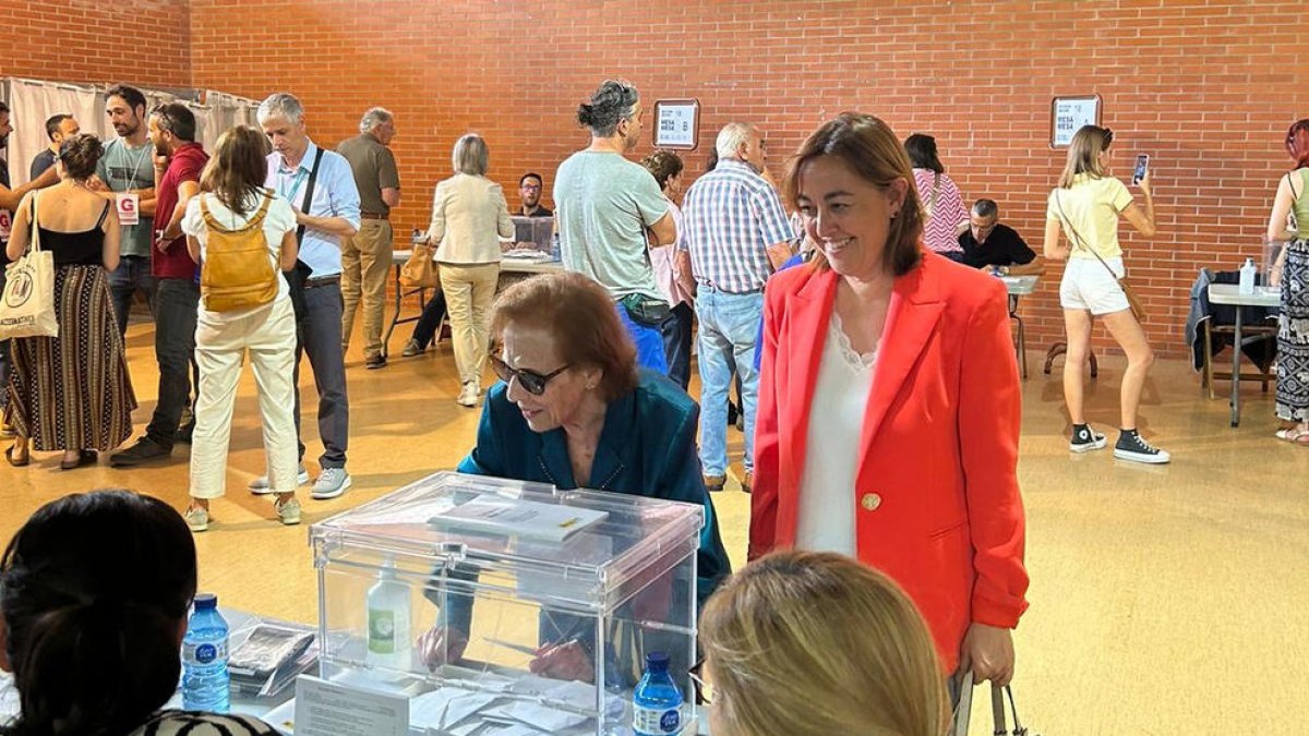 La candidata del PSC y vencedora de las elecciones en Girona, Silvia Paneque, en el colegio electoral.