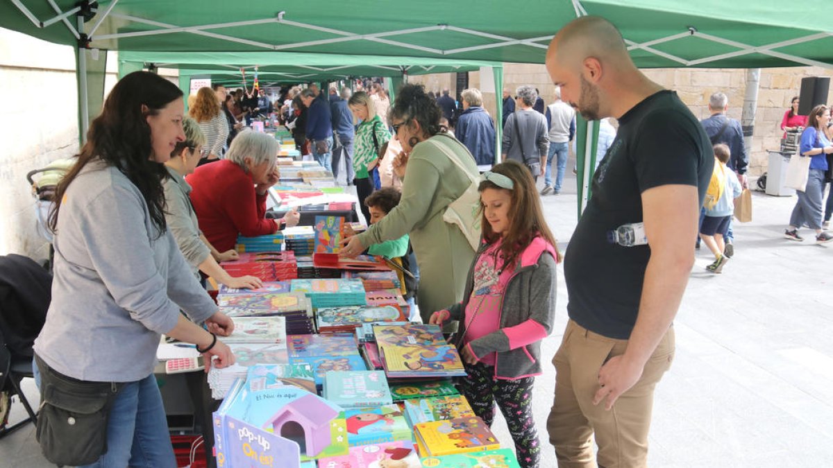 Lleida estrena el 'Lletra petita' con un amplio abanico de librerías locales que atraen centenares de familias y niños