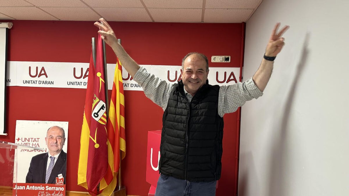 Serrano celebrant ahir els resultats de les eleccions municipals a Vielha.