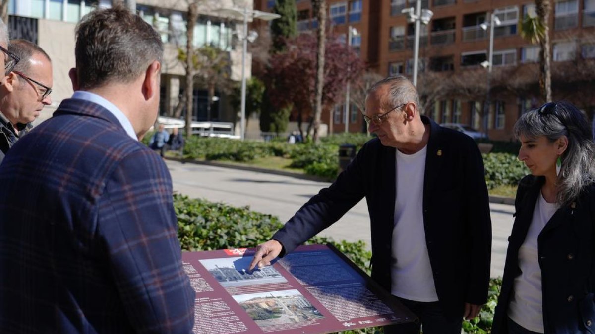 El paer en cap assenyala una fotografia de l'antiga presó de la plaça Cervantes