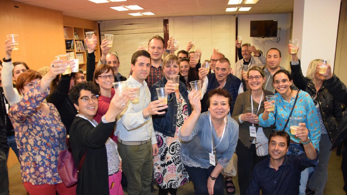 La candidatura de Compromís x la Seu, amb Joan Barrera al centre, celebrant els resultats.