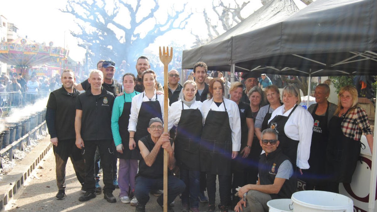 El grupo de voluntarios en Ponts, con la chef, Rosa Boix. 