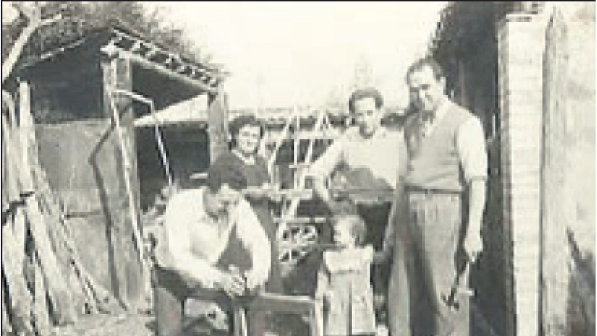 Un jovencísimo Joan Oró con su familia