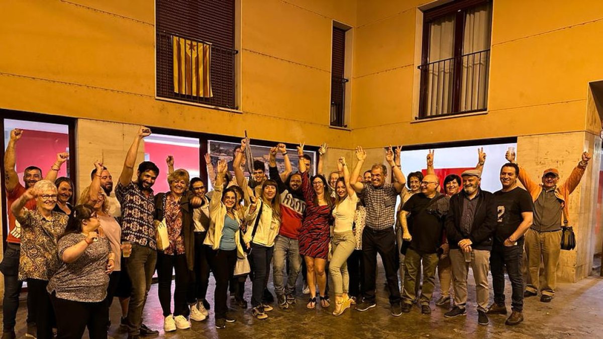 Lorena González, (centre) i la candidatura del PSC a Balaguer celebrant el triomf.