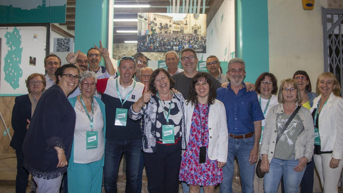 Rosa Maria Perelló y el equipo de Junts celebrando anoche la victoria electoral. 