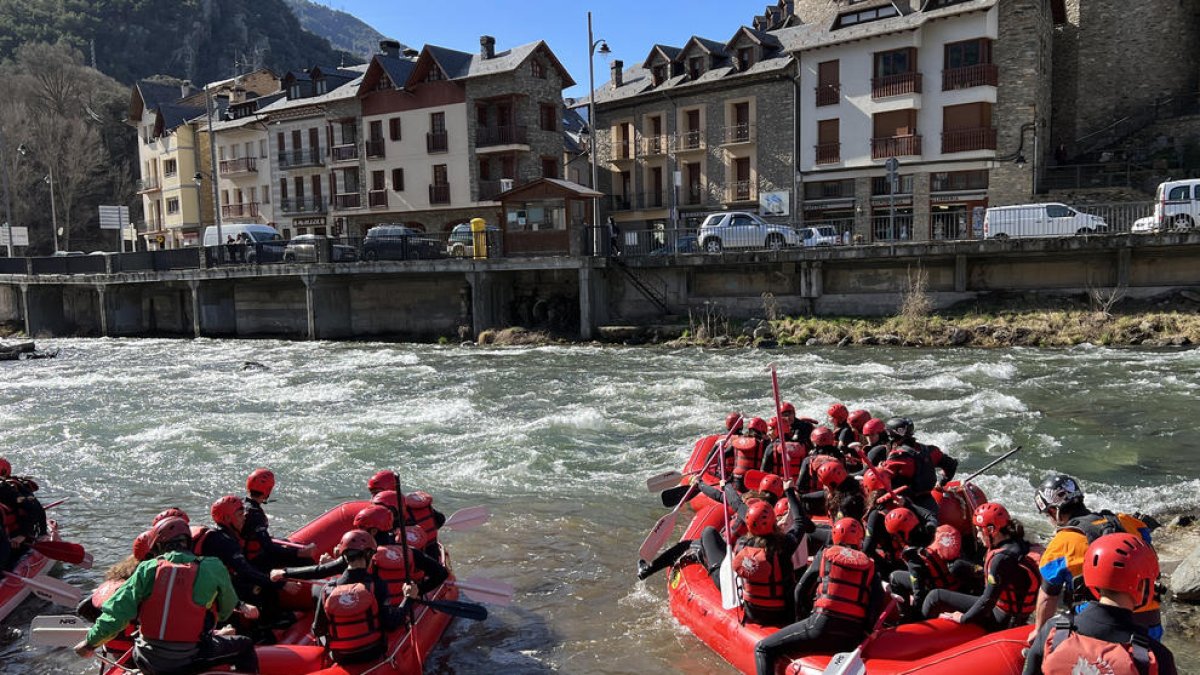 Barques de ràfting a Llavorsí, al riu Noguera Pallaresa.