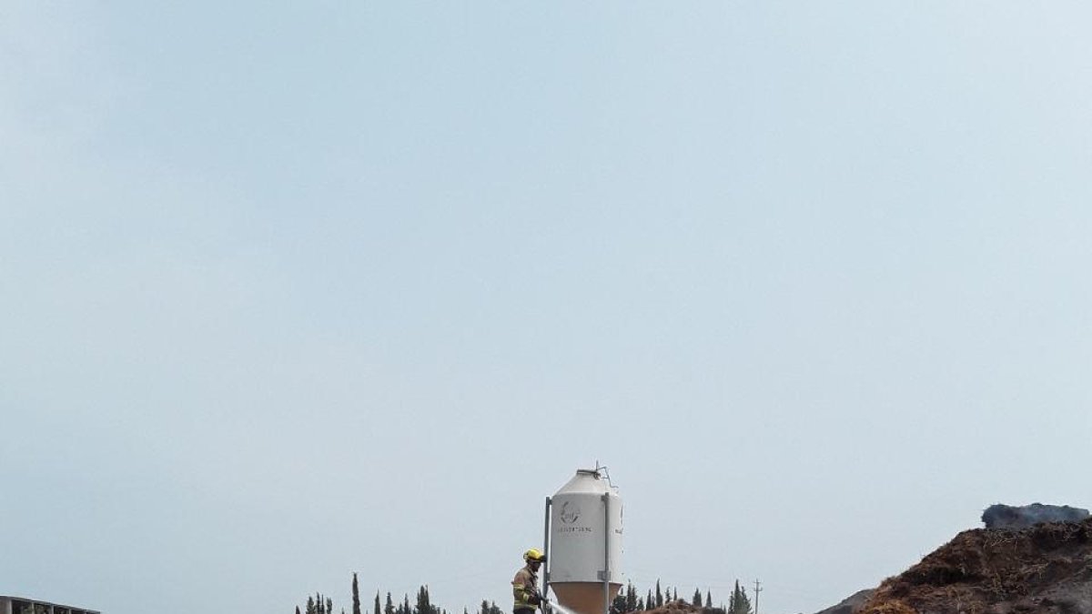 Bomberos ayer en el incendio en una granja en Massalcoreig. 