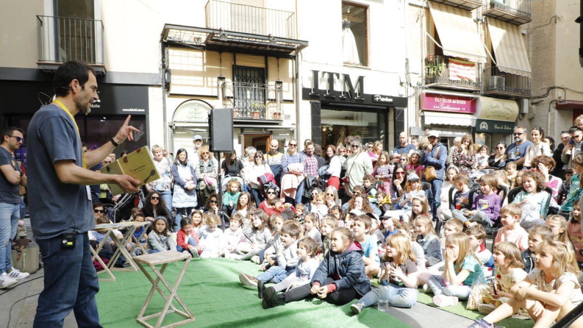 Una de las actividades del festival de narración de cuentos, ayer al mediodía en el Pati de les Comèdies.