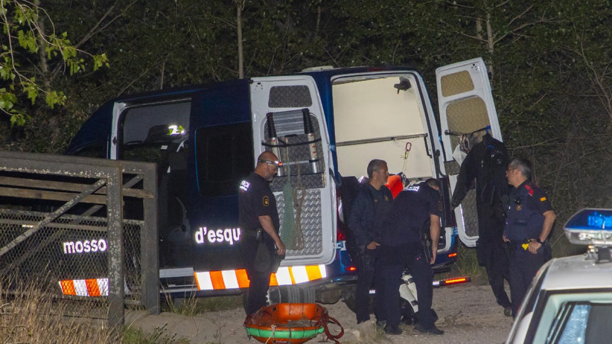 Mossos d’esquadra momentos antes de sacar el cuerpo del canal de Balaguer a su paso por la Mitjana. 