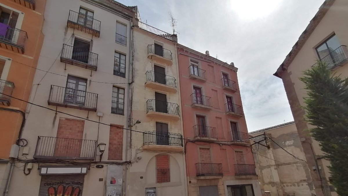 Los tres edificios de la calle Cavallers que la Paeria prevé derribar.