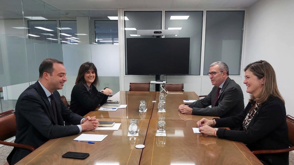 Reunión de la síndica de Aran, Maria Vergés, con el secretario de Estado de Política Territorial.