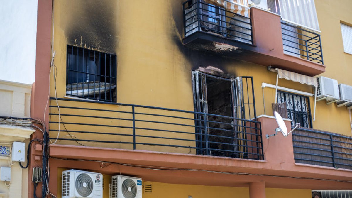 Detall de l'immoble en el qual han mort tres persones i algunes més han resultat ferides en l'incendi d'un habitatge a Huelva.