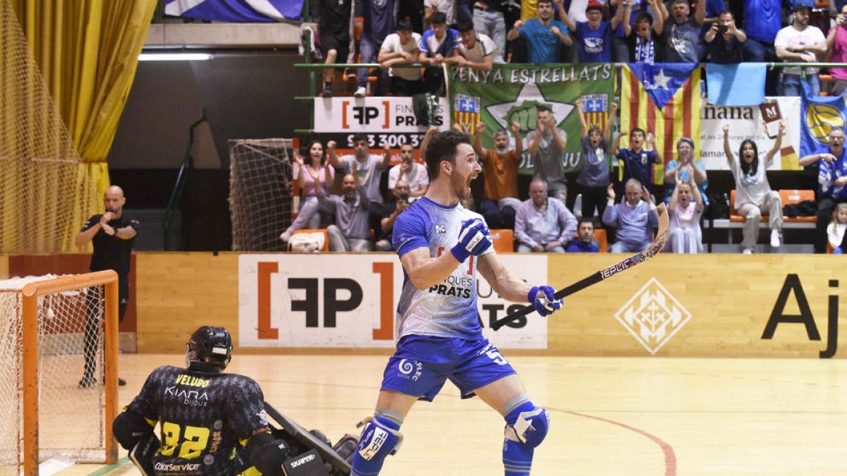 Nuno Paiva celebra el gol de falta directa que significava el 6-2 i gairebé la sentència per al Bassano.